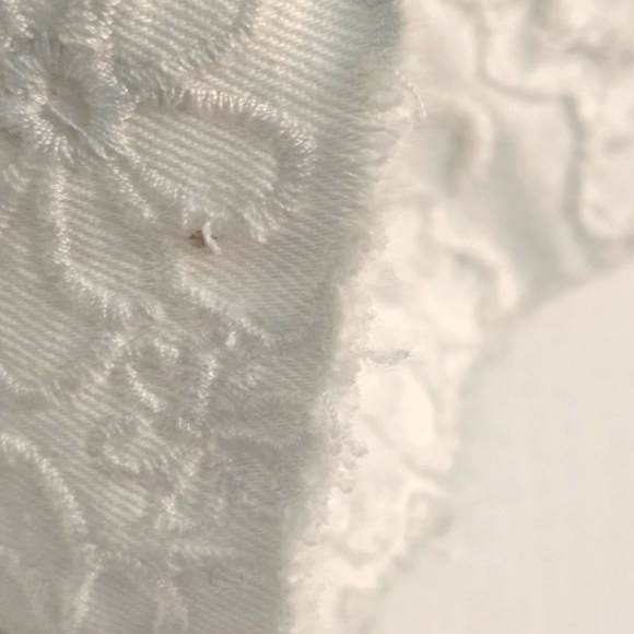 Juniors Decree Size 15 White Cutoff Shorts with Floral Stiching Pre-Owned - Picture 3 of 8